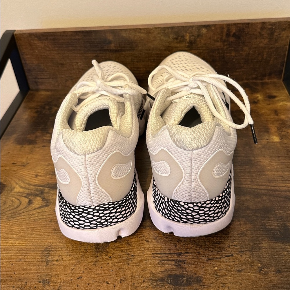 Under Armour Hovr Infinite 2 Sneaker Black and White Size 10.5 - Picture 5 of 8